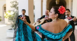 Kvinna dansar till liveband med traditionella latinamerikanska musiker, symbol för latinmusikens rytm och kulturella arv.