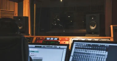 Modern inspelningsstudio som symboliserar svensk musikhistoria och svensk musikproduktion.