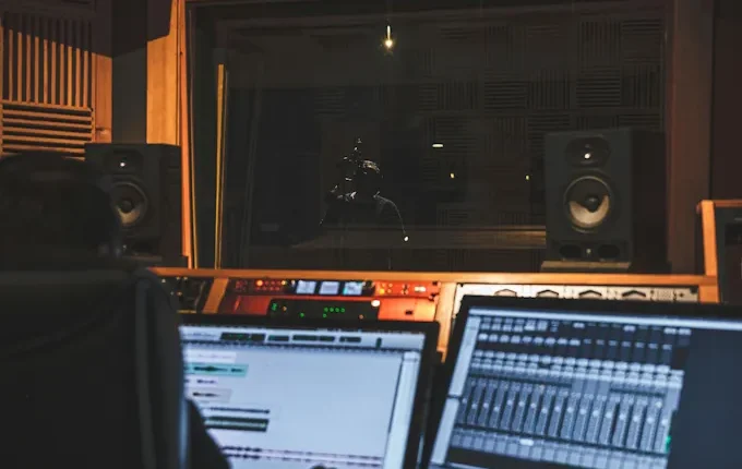 Modern inspelningsstudio som symboliserar svensk musikhistoria och svensk musikproduktion.