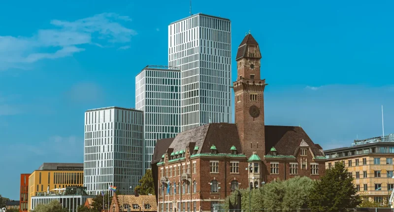 Malmös stadshus och moderna byggnader vid kanalen i centrala Malmö en solig dag