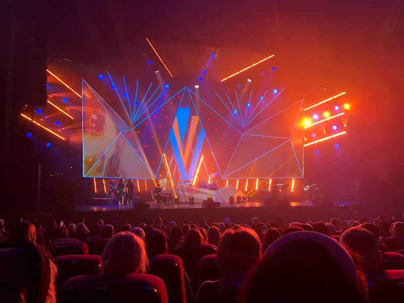 Melodifestivalen scen med publik och ljusshow under liveframträdande