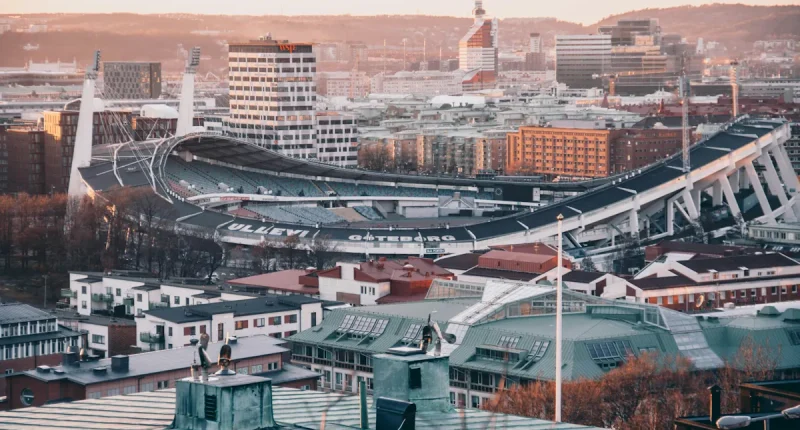 Ullevi stadion i Göteborg med stadens byggnader runt arenan sedd ovanifrån
