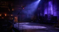 Tom konsertscen på Orionteatern efter Bladees konsert, scenljus och rök i luften