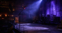 Tom konsertscen på Orionteatern efter Bladees konsert, scenljus och rök i luften