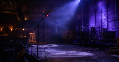 Tom konsertscen på Orionteatern efter Bladees konsert, scenljus och rök i luften