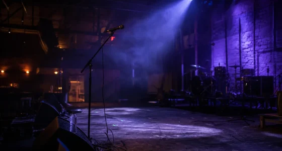 Tom konsertscen på Orionteatern efter Bladees konsert, scenljus och rök i luften